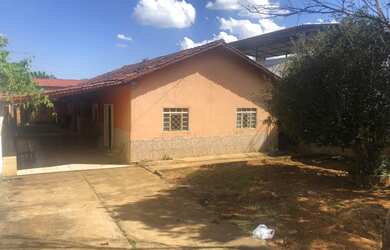 Imagem: A casa possui 3 Dormitórios, 2 Banheiros, 5 Vagas na garagem