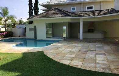 Imagem: A casa em condomínio possui 4 Dormitórios, 4 Banheiros, 5