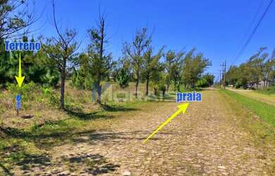 Imagem: O terreno possui 300m² de Área e está localizado em Balneário