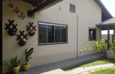 Imagem: A casa à venda possui 2 Dormitórios, 2 Banheiros, 3 Vagas