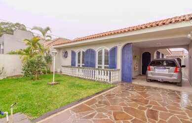 Imagem: A casa possui 3 Dormitórios, 3 Banheiros, 3 Vagas na garagem