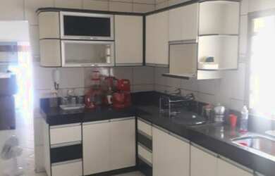 Imagem: A casa possui 3 Dormitórios, 2 Banheiros, 2 Vagas na garagem