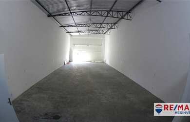 Imagem: O depósito possui 2 Vagas na garagem, 157m² de Área e Imóvel