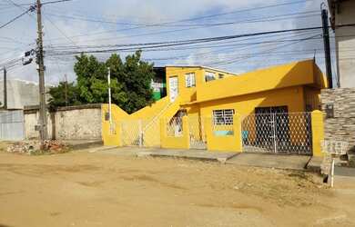 Imagem: A casa possui 5 Dormitórios, 2 Banheiros, 2 Vagas na garagem