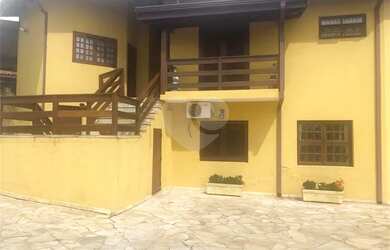 Imagem: A casa possui 5 Dormitórios, 4 Banheiros, 5 Vagas na garagem