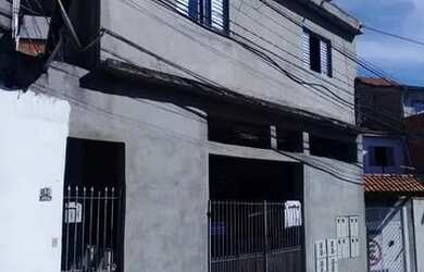 Imagem: A casa possui 3 Dormitórios, 1 Banheiro, 2 Vagas na garagem