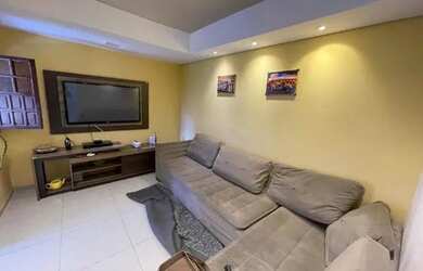 Imagem: A casa possui 3 Dormitórios, 1 Banheiro, 1 Vaga na garagem