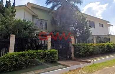 Imagem: A casa possui 5 Dormitórios, 5 Banheiros, 2 Vagas na garagem