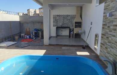 Imagem: A casa possui 3 Dormitórios, 3 Banheiros, 1 Vaga na garagem