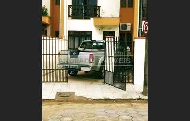 Imagem: A casa possui 2 Dormitórios, 2 Banheiros, 1 Vaga na garagem