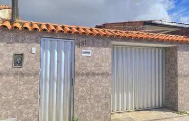 Imagem: A casa possui 3 Dormitórios, 2 Banheiros, 2 Vagas na garagem