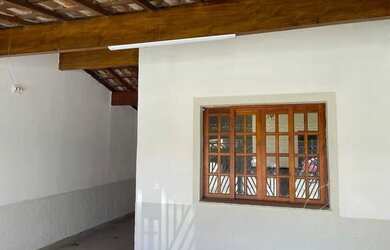 Imagem: A casa possui 3 Dormitórios, 2 Banheiros, 2 Vagas na garagem