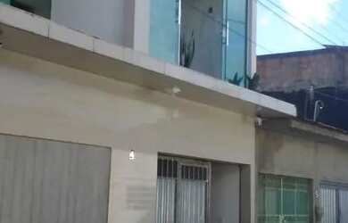 Imagem: A casa possui 3 Dormitórios, 2 Banheiros, 1 Vaga na garagem