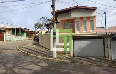 Imagem: A casa possui 4 Dormitórios, 4 Banheiros, 5 Vagas na garagem