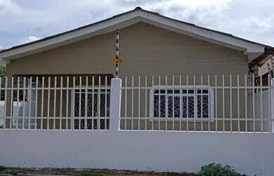 Imagem: A casa possui 3 Dormitórios, 2 Banheiros, 2 Vagas na garagem