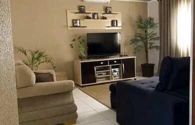 Imagem: A casa possui 3 Dormitórios, 3 Banheiros, 4 Vagas na garagem