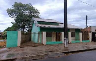 Imagem: A casa possui 2 Dormitórios, 1 Banheiro, 2 Vagas na garagem