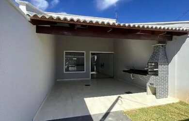 Imagem: A casa possui 2 Dormitórios, 1 Banheiro, 2 Vagas na garagem