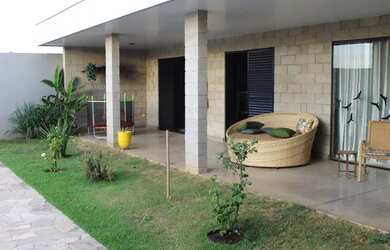 Imagem: A casa possui 3 Dormitórios, 2 Banheiros, 5 Vagas na garagem