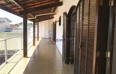 Imagem: A casa possui 2 Dormitórios, 1 Banheiro, 4 Vagas na garagem