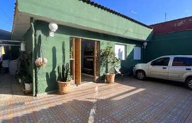 Imagem: A casa possui 3 Dormitórios, 2 Banheiros, 2 Vagas na garagem