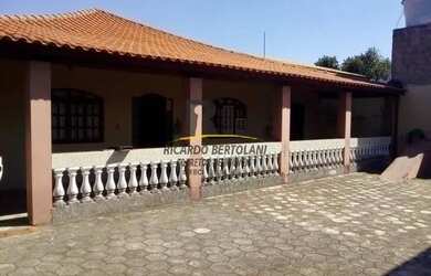 Imagem: A casa possui 2 Dormitórios, 2 Banheiros, 3 Vagas na garagem