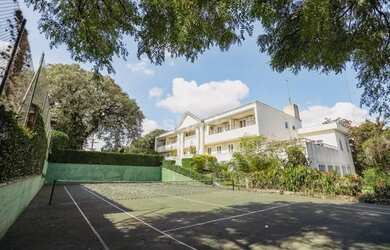 Imagem: A casa possui 5 Dormitórios, 5 Banheiros, 5 Vagas na garagem