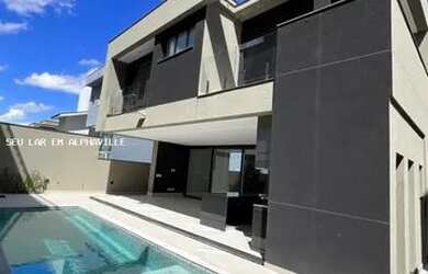 Imagem: A casa em condomínio possui 5 Dormitórios, 5 Banheiros, 4