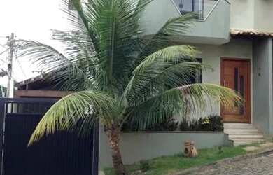 Imagem: A casa possui 3 Dormitórios, 3 Banheiros, 2 Vagas na garagem