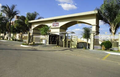 Imagem: A casa em condomínio possui 3 Dormitórios, 2 Banheiros, 4