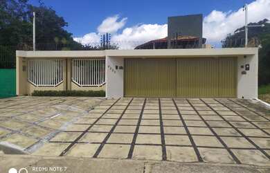 Imagem: A casa possui 4 Dormitórios, 3 Banheiros, 4 Vagas na garagem