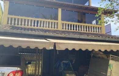 Imagem: A casa possui 3 Dormitórios, 2 Banheiros, 2 Vagas na garagem