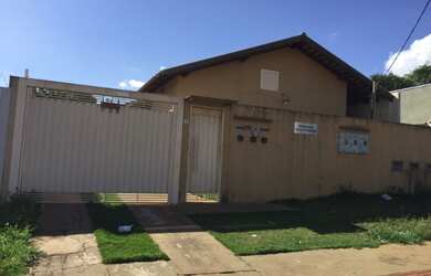 Imagem: A casa possui 2 Dormitórios e 1 Banheiro e está localizado