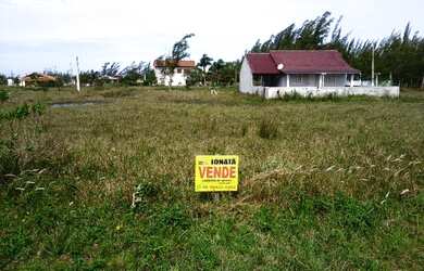 Imagem: O terreno possui 300m² de Área e está localizado em Balneário