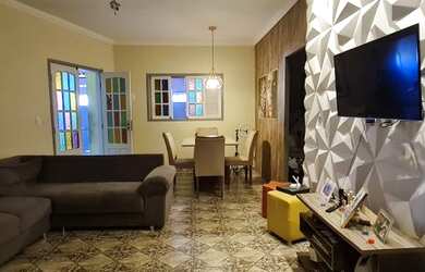 Imagem: A casa possui 5 Dormitórios, 4 Banheiros, 3 Vagas na garagem