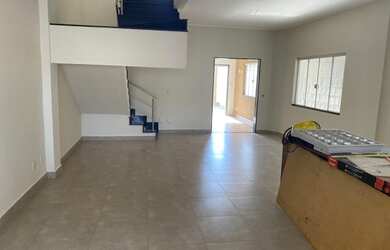 Imagem: A casa possui 3 Dormitórios, 4 Banheiros, 2 Vagas na garagem