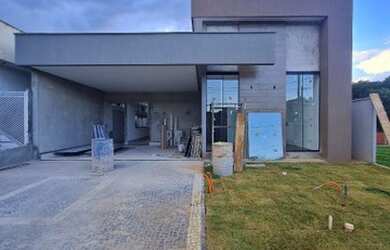 Imagem: A casa possui 3 Dormitórios, 5 Banheiros, 4 Vagas na garagem