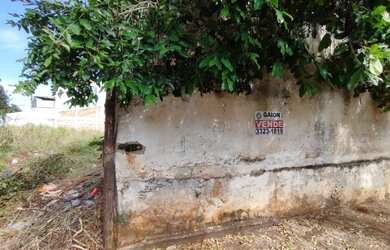 Imagem: O terreno possui 300m² de Área e está localizado em Leonor