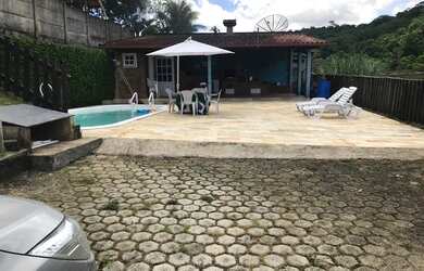 Imagem: A casa em condomínioe possui 5 Dormitórios, 5 Banheiros, 4