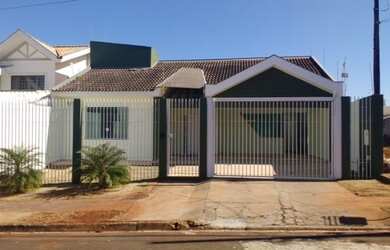 Imagem: A casa possui 3 Dormitórios, 2 Banheiros, 4 Vagas na garagem