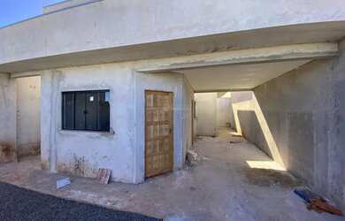 Imagem: A casa possui 2 Dormitórios, 1 Banheiro, 1 Vaga na garagem