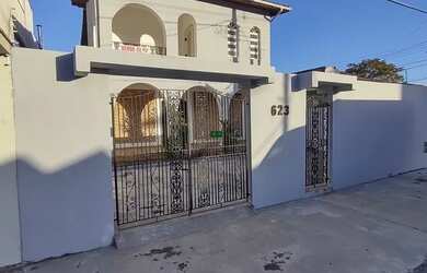 Imagem: A casa possui 3 Dormitórios, 2 Banheiros, 4 Vagas na garagem