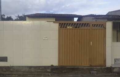 Imagem: A casa possui 3 Dormitórios, 1 Banheiro, 2 Vagas na garagem