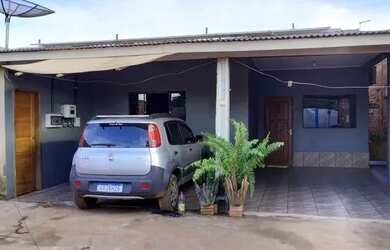 Imagem: A casa possui 3 Dormitórios, 2 Banheiros, 2 Vagas na garagem