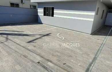 Imagem: A casa possui 3 Dormitórios, 3 Banheiros, 4 Vagas na garagem