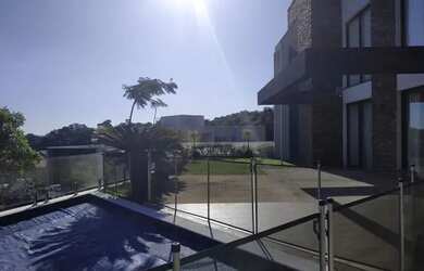 Imagem: A casa possui 4 Dormitórios, 5 Banheiros, 5 Vagas na garagem