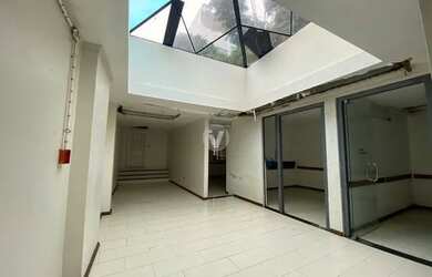 Imagem: A casa possui 5 Dormitórios, 3 Banheiros, 3 Vagas na garagem