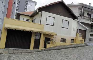 Imagem: A casa possui 3 Dormitórios, 1 Banheiro, 2 Vagas na garagem