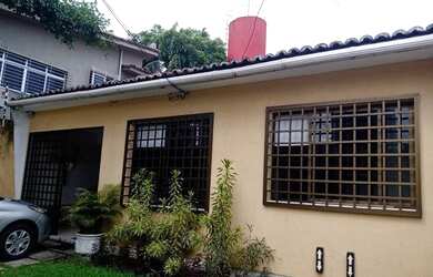 Imagem: A casa possui 3 Dormitórios, 2 Banheiros, 2 Vagas na garagem