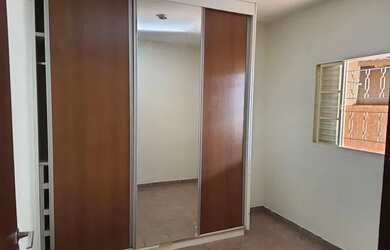 Imagem: A casa possui 3 Dormitórios, 2 Banheiros, 1 Vaga na garagem